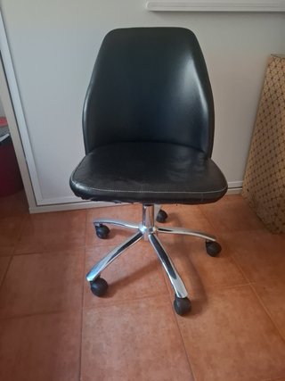 Silla de escritorio negra regulable