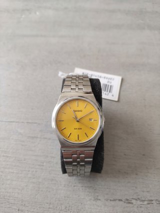 Reloj Casio Plateado con Esfera Naranja