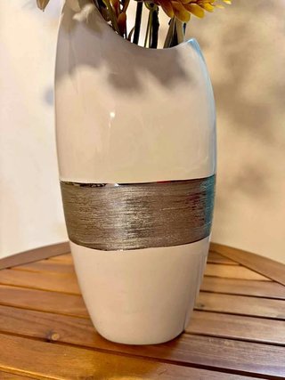 Jarrón de cerámica blanco y plateado