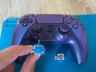 Mando PS5 original con joystick magnéticos.