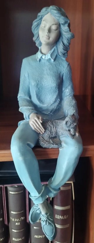 Figura Decorativa Mujer Sentada