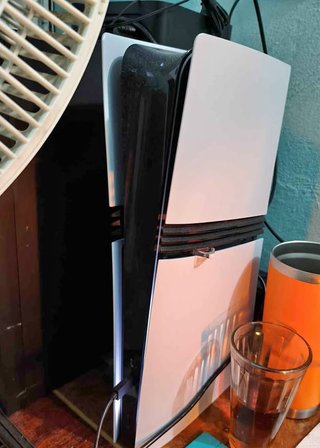PS5 Pro (PlayStation 5 Pro) con mando