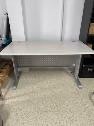 Mesa de trabajo amplia