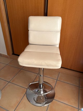 Set de 3 taburetes de bar. €10 cada una.