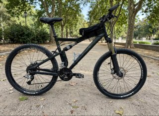 Bicicleta con freno de disco y doble suspensión