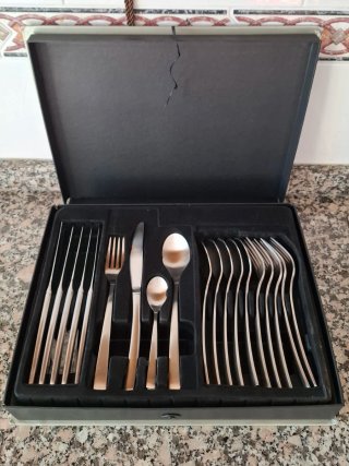 Set de cubiertos de metal