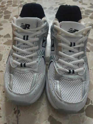 Zapatillas New Balance Blancas y Plateadas