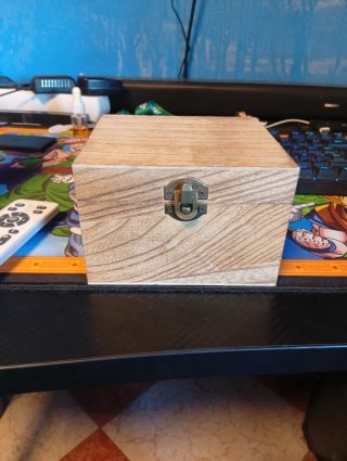 Caja de Madera con Cierre Metálico
