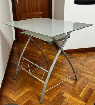 Mesa de estudio de cristal y metal