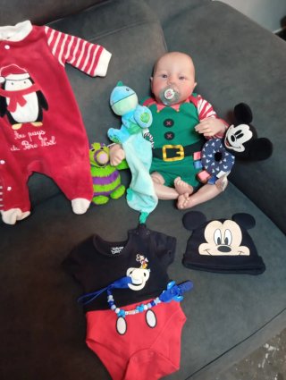 Muñeco realista con accesorios y ropa