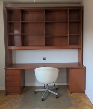 Escritorio de madera con estantería