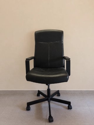 Silla de oficina negra