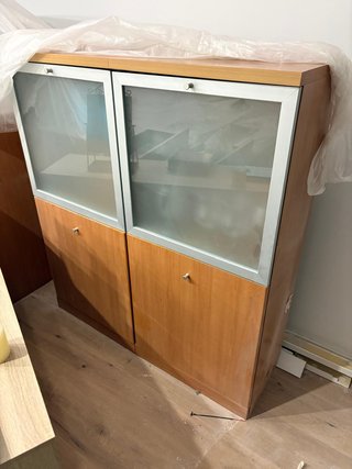 Mueble con puertas de cristal y madera