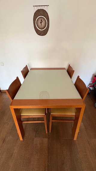 Mesa Extensible de Madera y Cristal con 4 Sillas