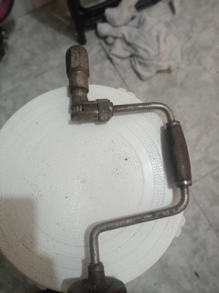 Taladro manual antiguo de carpintero