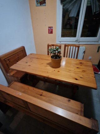Conjunto de Mesa y Bancos de Madera