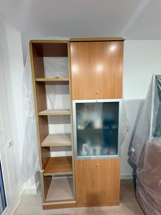 Mueble Vitrina Alta con Estantes