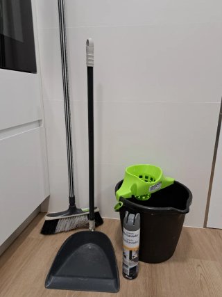 Set limpieza: Cubos,escoba,recogedor,abrillantador