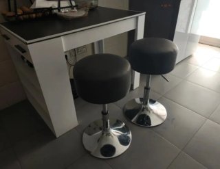 Mesa/Isla de cocina con 2 taburetes