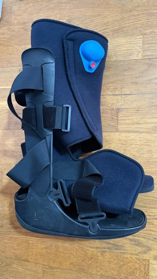 Bota ortopédica para pie izquierdo