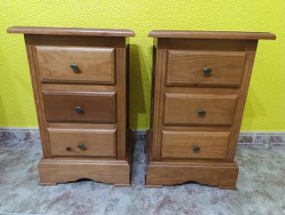 2 Mesitas de Noche de Madera