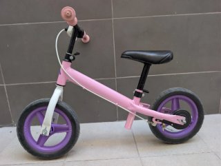 Bicicleta sin pedales rosa y morada