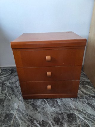 Mesita de noche de madera con 3 cajones amplios