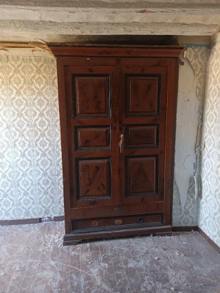 Armario de madera antiguo