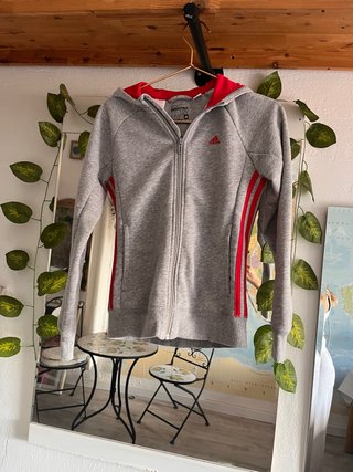 Chaqueta Adidas Gris con Detalles Rojos climalite