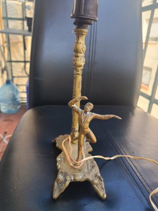 Candelabro Antiguo con Figura