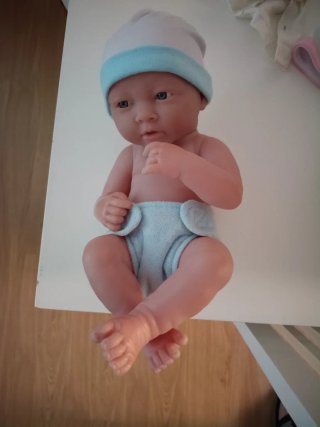 Muñeco bebé con gorrito