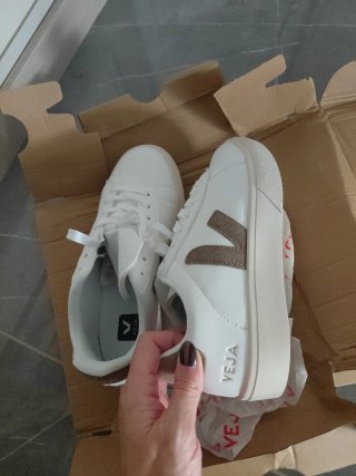 Zapatillas Veja Blancas y Doradas