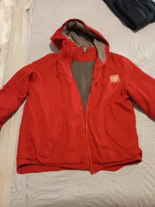 Chaqueta Fina Roja con Capucha