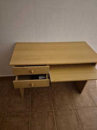 Escritorio de madera con cajones