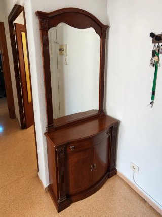 Recibidor de madera con espejo