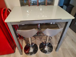 Mesa Alta de Cristal y Metal y seis taburetes