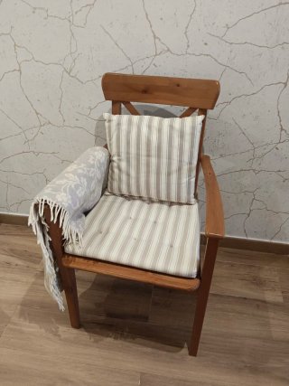 Silla de madera con cojines