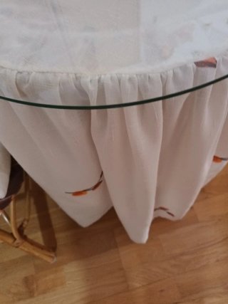 Mesa camilla con falda y sobre de cristal tiene ru