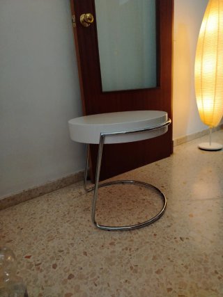 Mesa auxiliar de salón blanca