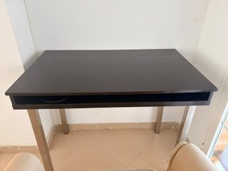 Mesa de escritorio negra con patas metálicas