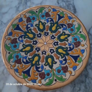 Plato de cerámica decorativo