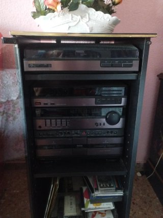 Torre de música Aiwa con tocadiscos