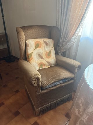 Sillón Antiguo con Tapizado Clásico