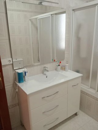 Mueble de baño con lavabo y espejo