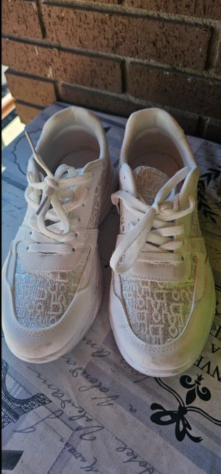 Zapatillas Deportivas Blancas y Plateadas