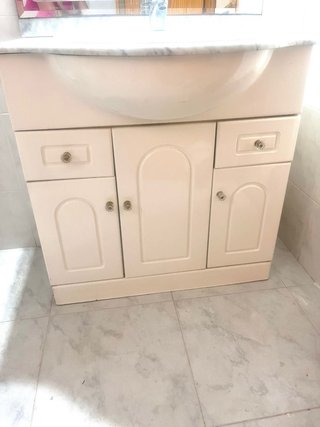 Mueble de baño blanco, encimera de marmol.