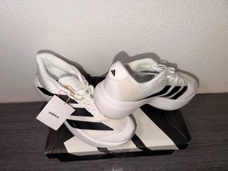 Zapatillas adidas Blancas y Negras con su caja