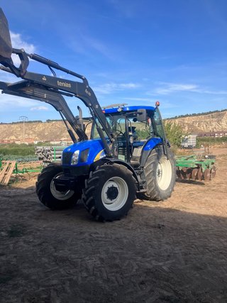 Tractor New Holland T6020 con Pala Tenias