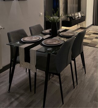 Comedor de 4 puestos con mesa de cristal