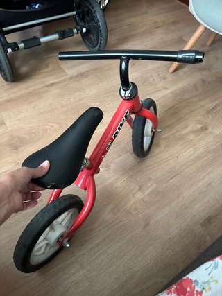 Bicicleta de equilibrio roja